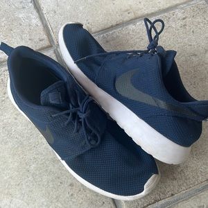 Mens Nike sneaker size 11 navy blue lightly worn $35